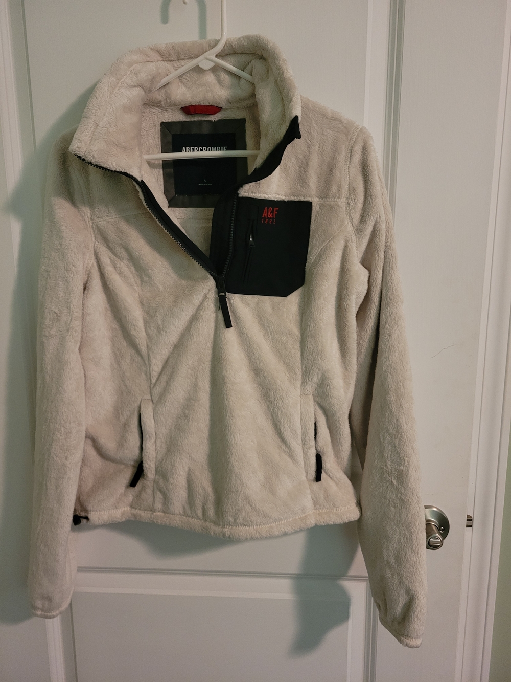 Abercrombie & Fitch Cream Teddy Fleece Half-Zip Jacket with Black Chest Pocket